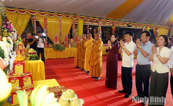 Lễ cầu si&ecirc;u tưởng niệm c&aacute;c Anh h&ugrave;ng liệt sĩ nh&acirc;n kỷ niệm 60 năm Ng&agrave;y hy sinh của Mười nữ d&acirc;n qu&acirc;n ph&aacute;o ph&ograve;ng kh&ocirc;ng Lam Hạ