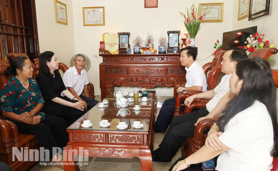 Đồng ch&iacute; Đinh Thị Lụa, Ph&oacute; B&iacute; thư Tỉnh ủy, Chủ tịch Ủy ban MTTQ Việt Nam tỉnh thăm, tặng qu&agrave; th&acirc;n nh&acirc;n, gia đ&igrave;nh đang thờ c&uacute;ng nữ liệt sĩ d&acirc;n qu&acirc;n ph&aacute;o ph&ograve;ng kh&ocirc;ng Lam Hạ