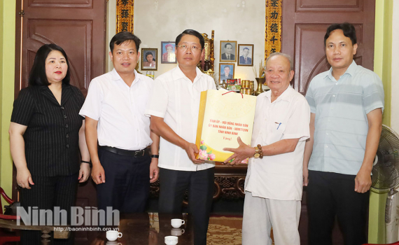 L&atilde;nh đạo tỉnh thăm, tặng qu&agrave; c&aacute;c gia đ&igrave;nh đang thờ c&uacute;ng nữ liệt sỹ d&acirc;n qu&acirc;n ph&aacute;o ph&ograve;ng kh&ocirc;ng Lam Hạ