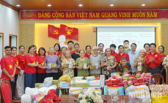Hội Chữ thập đỏ tỉnh tặng qu&agrave; tại Trung t&acirc;m Bảo trợ x&atilde; hội Ninh B&igrave;nh