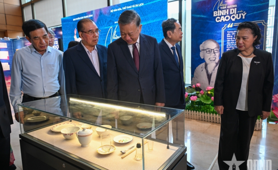 Tổng B&iacute; thư, Chủ tịch nước T&ocirc; L&acirc;m c&ugrave;ng l&atilde;nh đạo Đảng, Nh&agrave; nước tham quan triển l&atilde;m &ldquo;Những tấm gương b&igrave;nh dị m&agrave; cao qu&yacute;&rdquo;