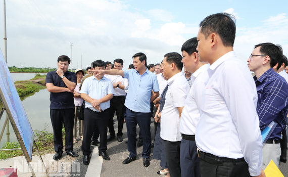 Thứ trưởng Bộ X&acirc;y dựng Nguyễn Tường Văn khảo s&aacute;t, kiểm tra thực địa Khu Kinh tế Ninh Cơ