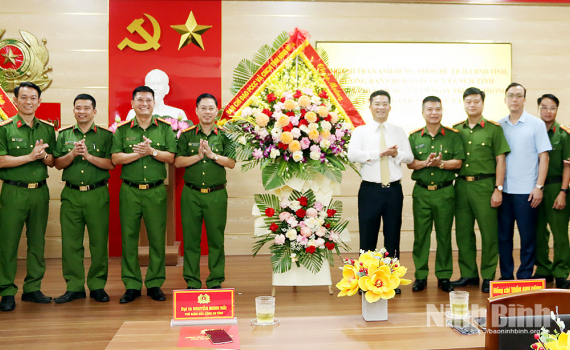 Đồng ch&iacute; Ph&oacute; Chủ tịch UBND tỉnh Trần Anh Dũng ch&uacute;c mừng lực lượng Cảnh s&aacute;t PCCC v&agrave; CNCH nh&acirc;n kỷ niệm 65 năm Ng&agrave;y truyền thống