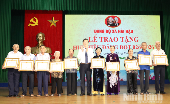 Đảng bộ x&atilde; Hải Hậu, x&atilde; B&igrave;nh Sơn tổ chức trao Huy hiệu Đảng đợt 2/9
