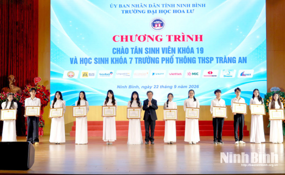 Chương tr&igrave;nh Ch&agrave;o t&acirc;n sinh vi&ecirc;n Đại học kh&oacute;a 19 Trường Đại học Hoa Lư v&agrave; t&acirc;n học sinh kh&oacute;a 7 của Trường Phổ th&ocirc;ng thực h&agrave;nh Sư phạm Tr&agrave;ng An