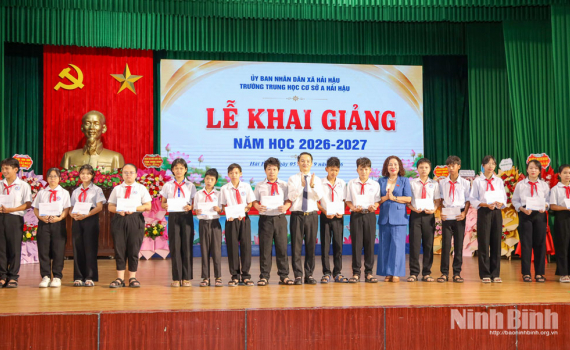 Đo&agrave;n đại biểu Quốc hội tỉnh trao qu&agrave; cho học sinh c&oacute; ho&agrave;n cảnh kh&oacute; khăn tại Trường THCS A Hải Hậu