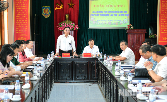 Đo&agrave;n c&ocirc;ng t&aacute;c của Hội đồng phối hợp phổ biến, gi&aacute;o dục ph&aacute;p luật Trung ương l&agrave;m việc tại Ninh B&igrave;nh