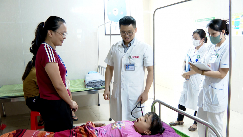 Cảnh gi&aacute;c vi&ecirc;m tai giữa ở trẻ thời điểm giao m&ugrave;a