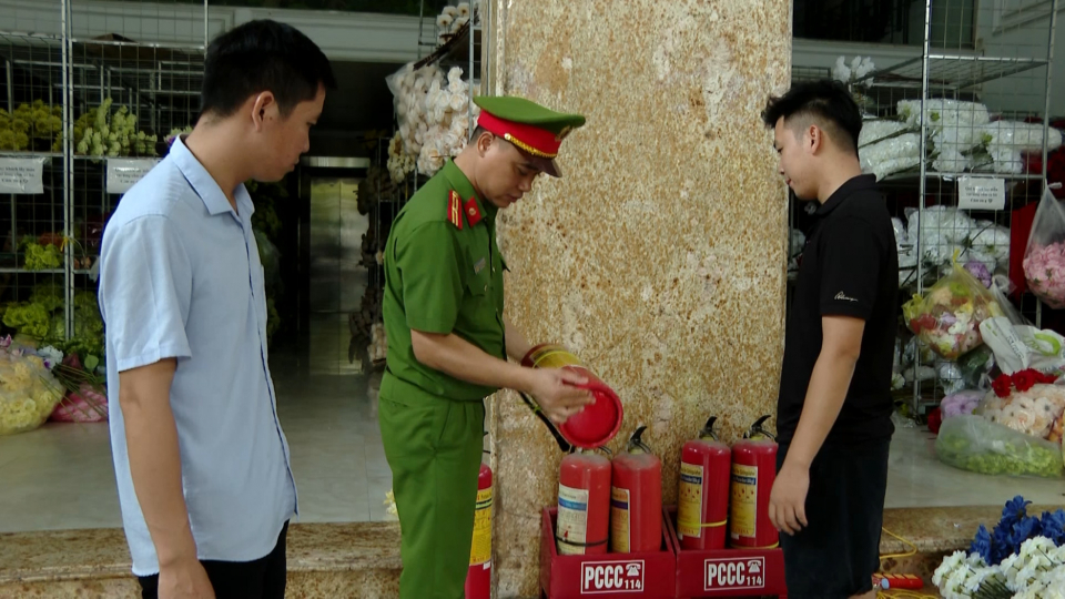 Giữ an to&agrave;n ch&aacute;y nổ ở l&agrave;ng nghề B&aacute;o Đ&aacute;p