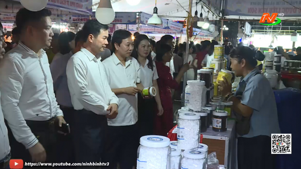 Phi&ecirc;n chợ trưng b&agrave;y, giới thiệu sản phẩm OCOP v&agrave; đặc sản v&ugrave;ng miền