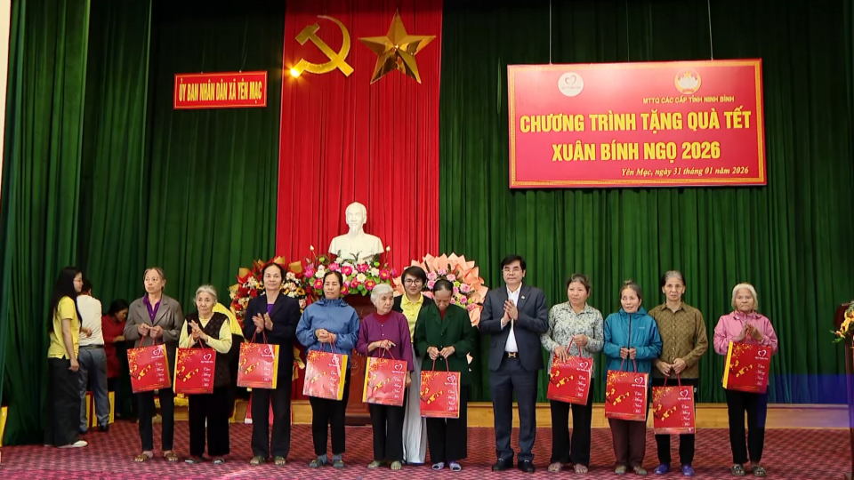 Tặng qu&agrave; Tết B&iacute;nh Ngọ năm 2026