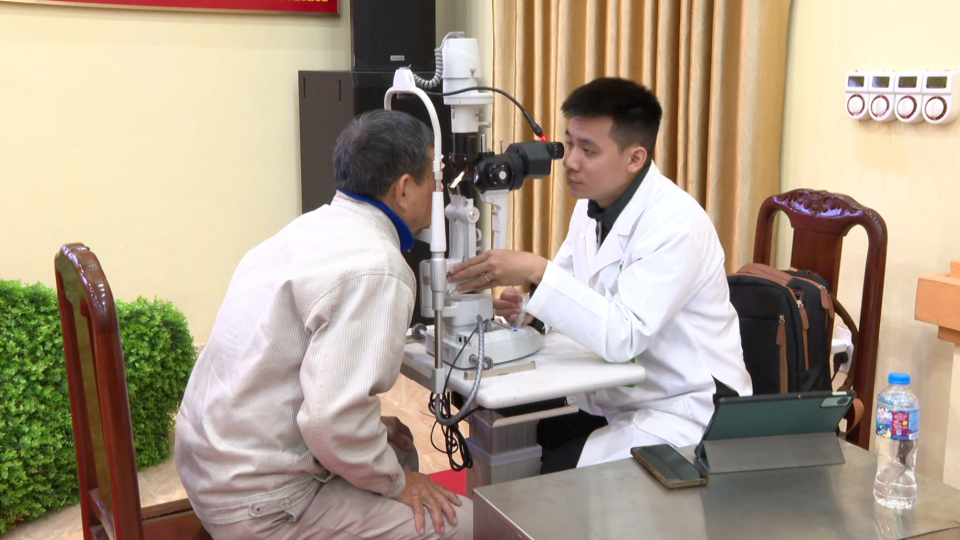 Kh&aacute;m mắt, cấp thuốc miễn ph&iacute; v&agrave; tặng qu&agrave; cho người d&acirc;n x&atilde; Minh T&acirc;n