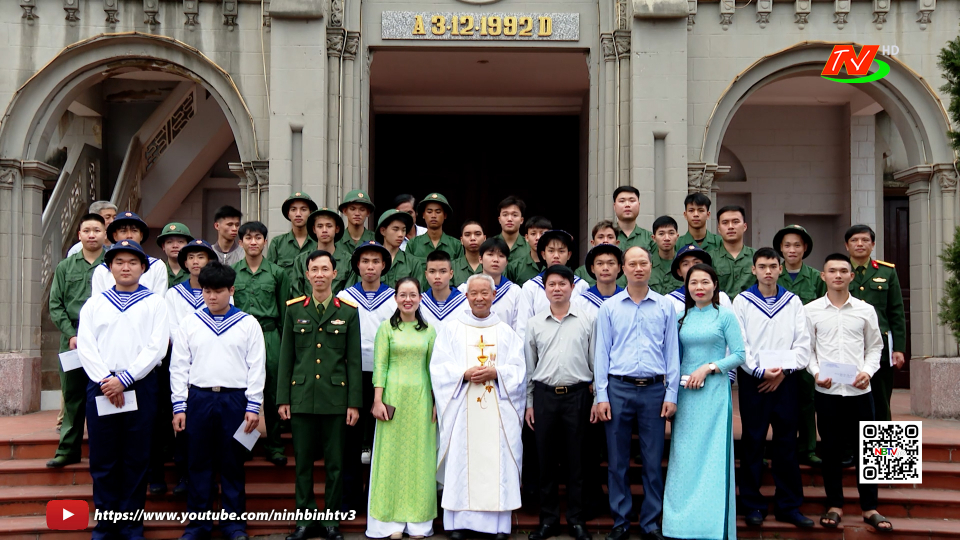 Động vi&ecirc;n, tặng qu&agrave; c&aacute;c t&acirc;n binh trước khi l&ecirc;n đường nhập ngũ