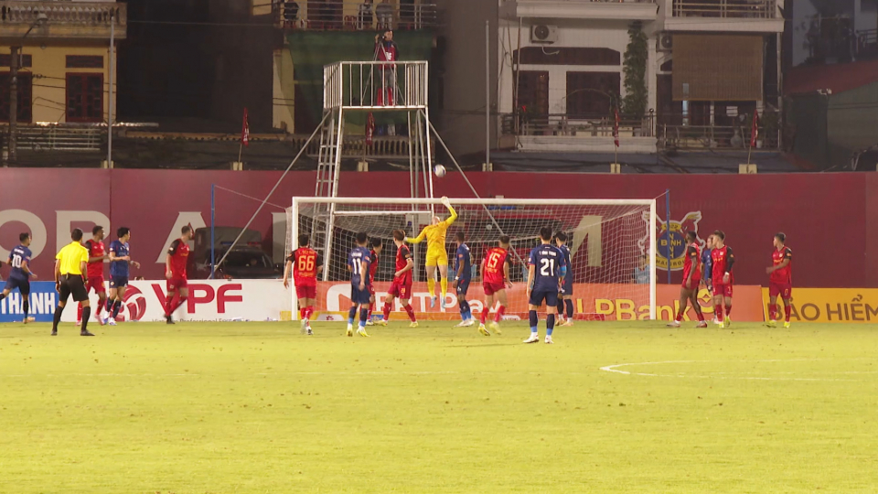 Trận đấu giữa Ninh B&igrave;nh FC v&agrave; C&ocirc;ng an H&agrave; Nội