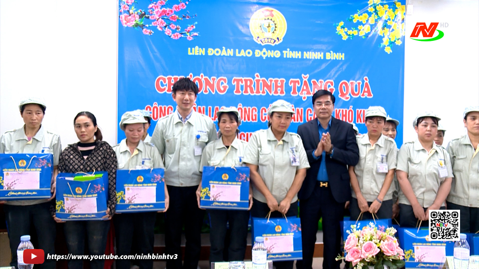 C&ocirc;ng đo&agrave;n phường Nam Hoa Lư tặng qu&agrave; Tết