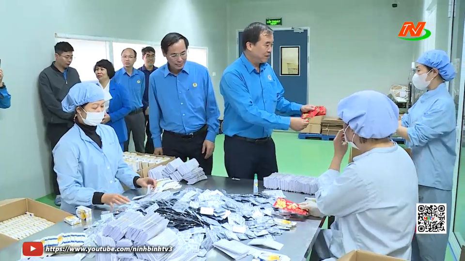 Li&ecirc;n đo&agrave;n lao động tỉnh thăm, tặng qu&agrave; doanh nghiệp v&agrave; c&ocirc;ng nh&acirc;n lao động