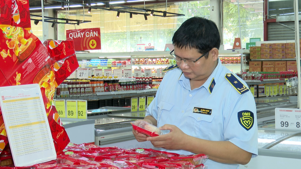 Thị trường b&aacute;nh trung thu - Bảo đảm an to&agrave;n, ngăn h&agrave;ng giả