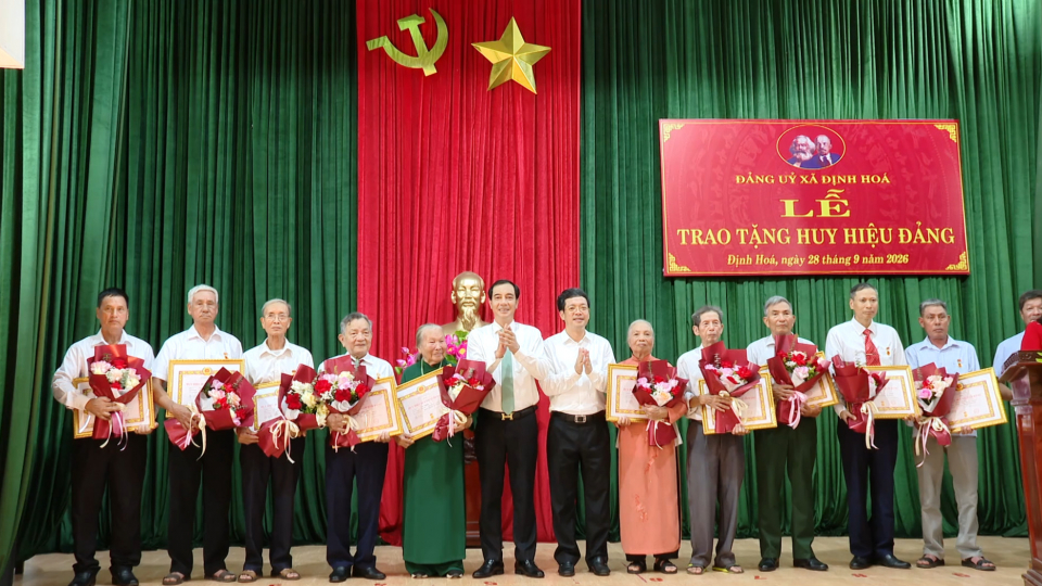 X&atilde;  Định H&oacute;a trao tặng Huy hiệu Đảng