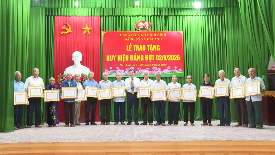 X&atilde; Hải Anh trao Huy hiệu Đảng v&agrave; qu&aacute;n triệt Nghị quyết, Chỉ thị của Bộ Ch&iacute;nh trị