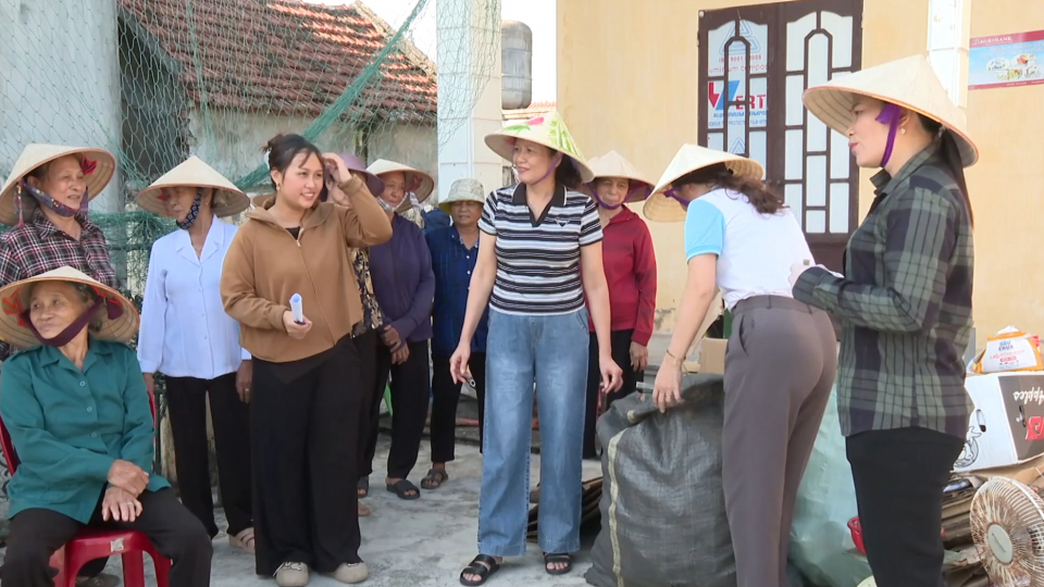 Hội LHPN c&aacute;c cấp chung tay giảm thiểu r&aacute;c thải nhựa