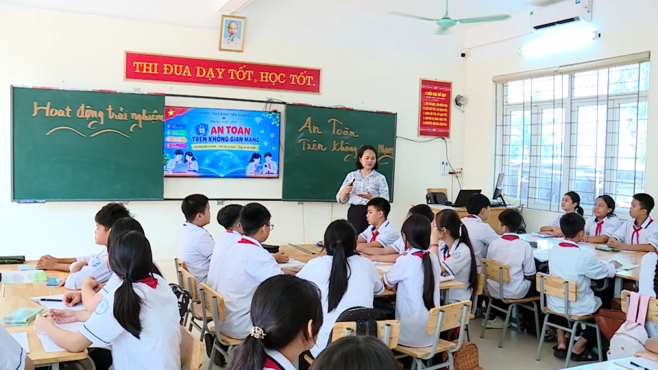 Đồng h&agrave;nh c&ugrave;ng trẻ em tr&ecirc;n kh&ocirc;ng gian mạng