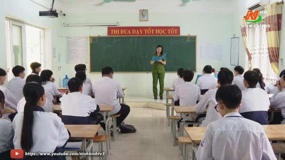 Cảnh báo tác hại của hút thuốc lá điện tử đối với học sinh - Báo và Phát thanh - Truyền hình Ninh Bình    