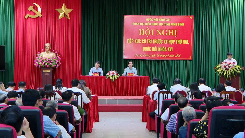 Đo&agrave;n đại biểu Quốc hội tỉnh x&uacute;c với cử tri x&atilde; Quang Thiện 