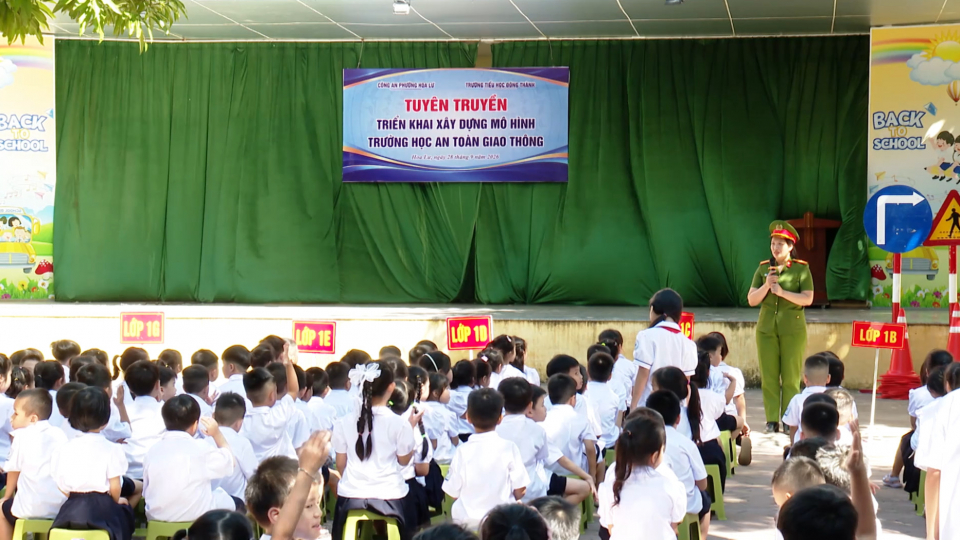 Đẩy mạnh tuy&ecirc;n truyền ph&aacute;p luật về ATGT cho học sinh