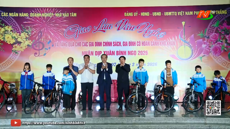 Tặng qu&agrave; nh&acirc;n dịp Tết B&iacute;nh Ngọ 2026