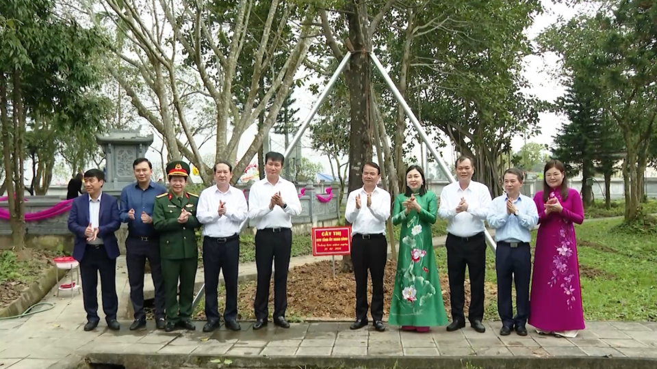 Đo&agrave;n c&ocirc;ng t&aacute;c của Ban Thường vụ Tỉnh ủy Ninh B&igrave;nh d&acirc;ng hương tại đền mẫu &Acirc;u Cơ v&agrave; Đền H&ugrave;ng