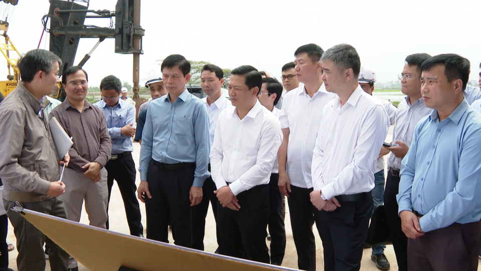 Thứ trưởng Bộ X&acirc;y dựng L&ecirc; Anh Tuấn l&agrave;m việc tại Ninh B&igrave;nh