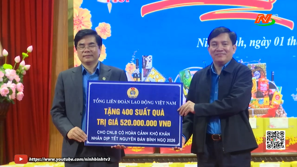 Tổng Li&ecirc;n đo&agrave;n lao động Việt Nam tặng qu&agrave; cho c&ocirc;ng nh&acirc;n lao động