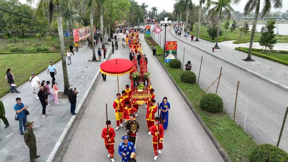 Lễ rước nước tế c&aacute; trong lễ hội khai ấn Đền Trần