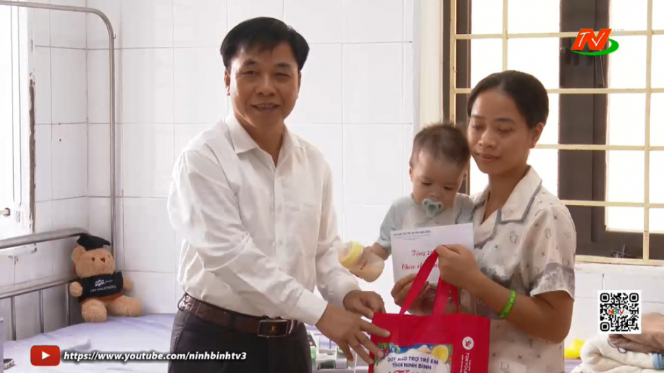 Tặng qu&agrave; Trung thu cho trẻ em tại Bệnh viện Đa khoa H&agrave; Nam