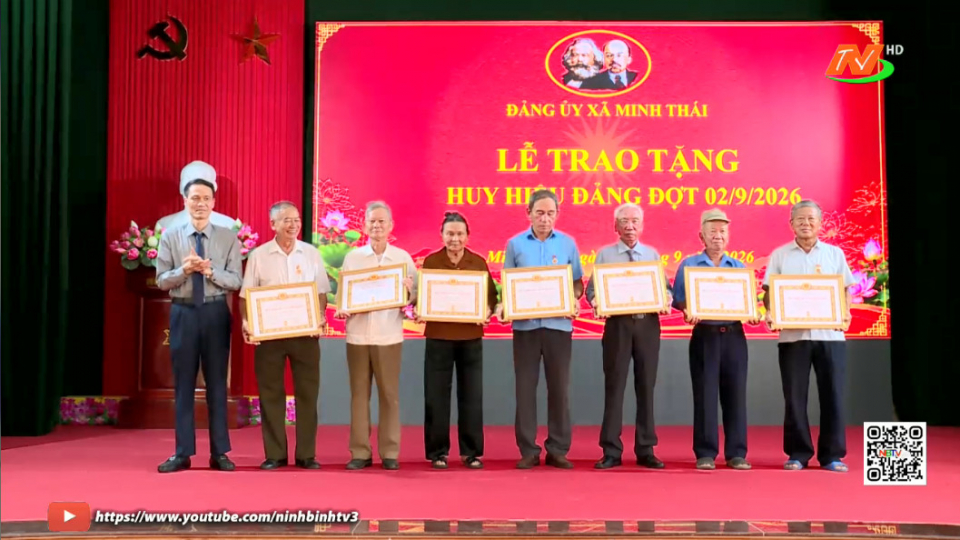 X&atilde; Minh Th&aacute;i trao huy hiệu Đảng đợt 2/9