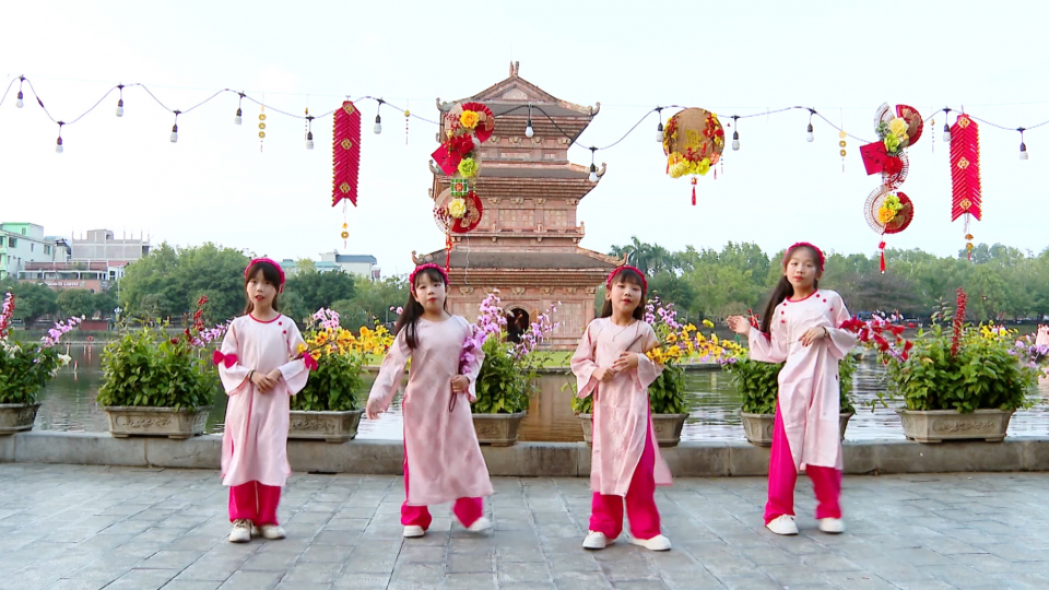 Hương sắc ng&agrave;y Xu&acirc;n