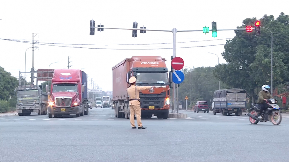 Đảm bảo trật tự an to&agrave;n giao th&ocirc;ng cho người d&acirc;n về qu&ecirc; đ&oacute;n Tết