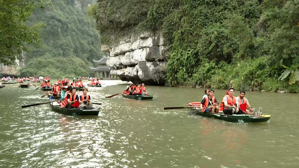 Đo&agrave;n kiều b&agrave;o tham quan quần thể danh thắng Tr&agrave;ng An