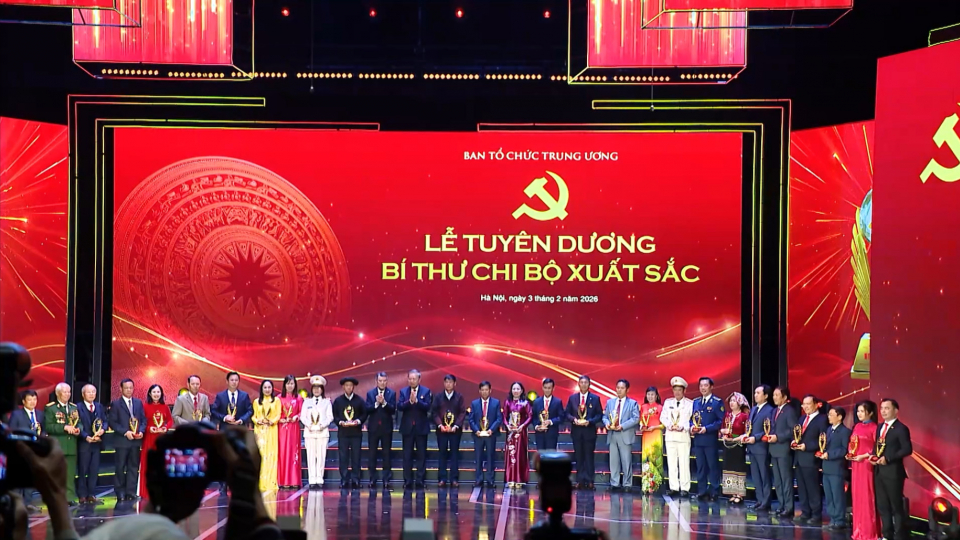 Tuy&ecirc;n dương B&iacute; thư chi bộ xuất sắc v&agrave; trao Giải b&aacute;o ch&iacute; to&agrave;n quốc về x&acirc;y dựng Đảng