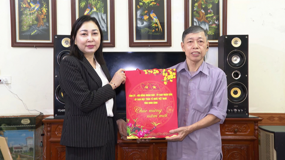 Đồng ch&iacute; Ph&oacute; B&iacute; thư Thường trực Tỉnh ủy Đinh Thị Lụa thăm, tặng qu&agrave; Tết Nguy&ecirc;n đ&aacute;n 