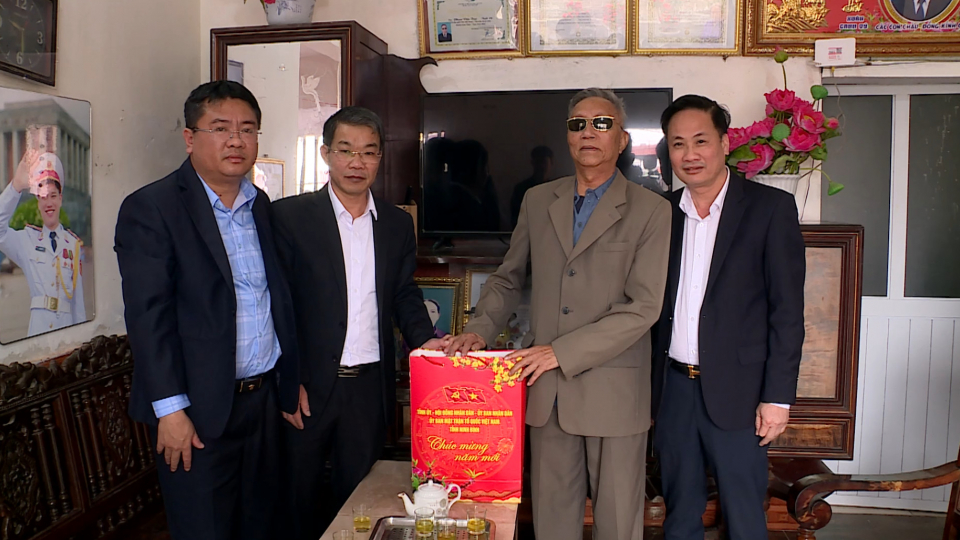  Thăm, tặng qu&agrave; Tết Nguy&ecirc;n đ&aacute;n