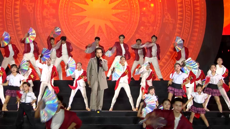 Chương tr&igrave;nh nghệ thuật đặc biệt &ldquo;Đ&oacute;n &aacute;nh b&igrave;nh minh&rdquo;