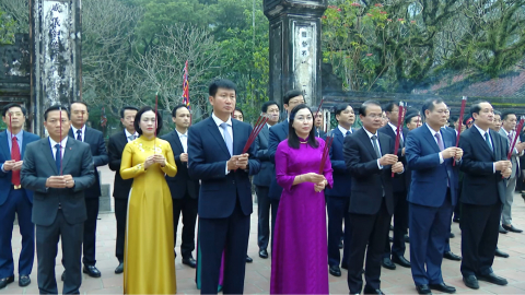 Đo&agrave;n đại biểu tỉnh Ninh B&igrave;nh d&acirc;ng hương nh&acirc;n dịp Tết Dương lịch năm 2026