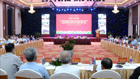 Lấy &yacute; kiến c&aacute;c đồng ch&iacute; nguy&ecirc;n l&atilde;nh đạo tỉnh v&agrave;o dự thảo B&aacute;o c&aacute;o ch&iacute;nh trị Đại hội 