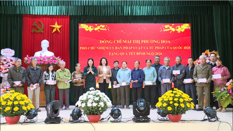 Đồng ch&iacute; Mai Thị Phương Hoa, Ph&oacute; Chủ nhiệm Ủy ban Ph&aacute;p luật v&agrave; Tư ph&aacute;p của Quốc hội tặng qu&agrave; Tết B&iacute;nh Ngọ