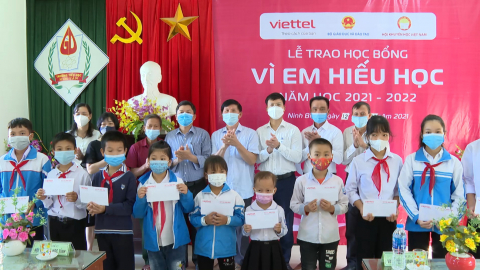 Trao học bổng " V&igrave; em hiếu học " năm học 2021 - 2022