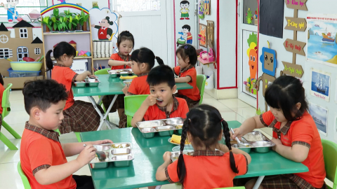 Trường Mầm non Ninh An đảm bảo an to&agrave;n thực phẩm trong tổ chức ăn b&aacute;n tr&uacute;