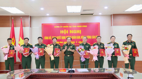 Trao quyết định thăng qu&acirc;n h&agrave;m sỹ quan