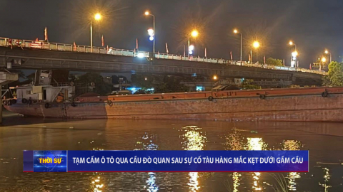 Tạm cấm &ocirc; t&ocirc; qua cầu Đ&ograve; Quan sau sự cố t&agrave;u h&agrave;ng mắc kẹt dưới gầm cầu