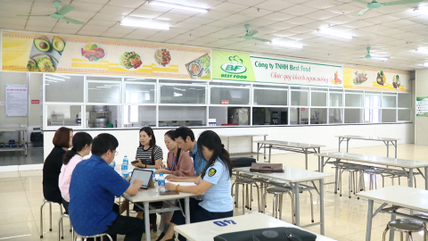 Tăng cường gi&aacute;m s&aacute;t an to&agrave;n thực phẩm tại bếp ăn tập thể